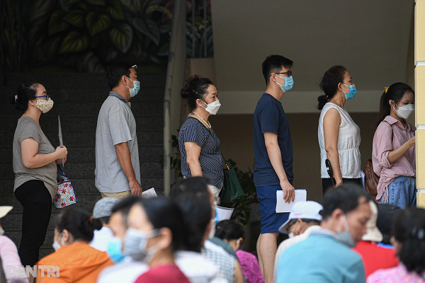 Nguoi dan Ha Noi tap nap di tiem vaccine khi Covid-19 “nong” tro lai-Hinh-2