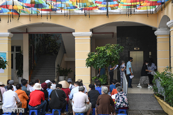 Nguoi dan Ha Noi tap nap di tiem vaccine khi Covid-19 “nong” tro lai