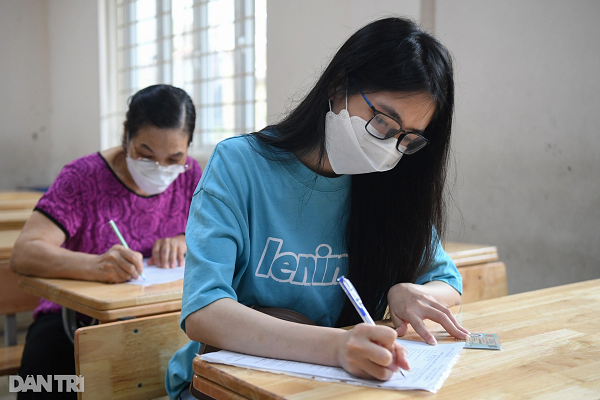 Nguoi dan Ha Noi tap nap di tiem vaccine khi Covid-19 “nong” tro lai-Hinh-5