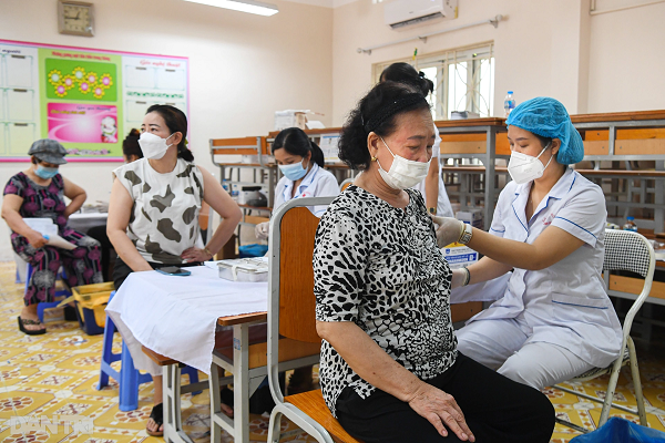 Nguoi dan Ha Noi tap nap di tiem vaccine khi Covid-19 “nong” tro lai-Hinh-7