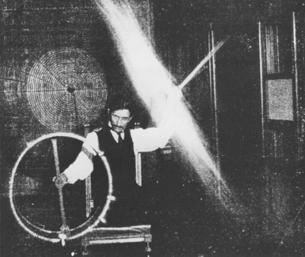 Có tin đồn cho rằng, tài liệu của FBI còn đề cập đến việc Nikola Tesla là một người sao Kim. Ông được gửi đến Trái Đất trong một gia đình họ Tesla từ năm 1856, tại một tỉnh miền núi thuộc nước cộng hòa Nam Tư cũ, ngày nay là Croatia.