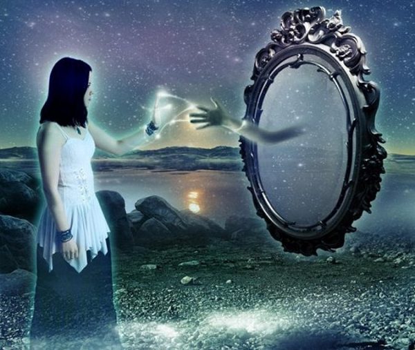 Đáng chú ý là có một cây cổ thụ bật gốc nằm bên cạnh màn sương với những chiếc rễ to nhô ra mọi hướng. Cây quá lớn để chuyển đến hẻm núi hẹp này, vậy nó đã đến đây bằng cách nào?