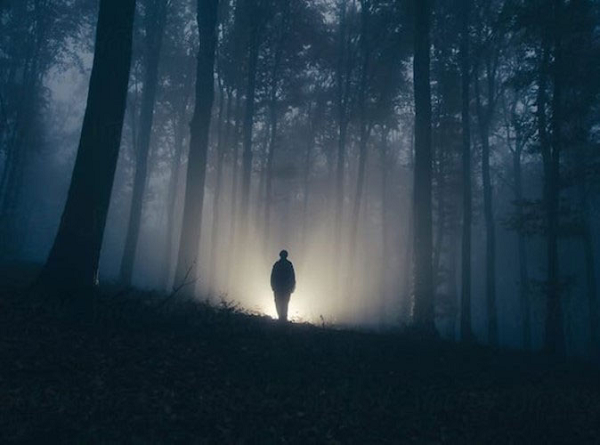 Nhìn qua vách khe đá, họ phát hiện một cái mương trên mặt đất, đáy bằng phẳng kích thước khoảng 15m x1,5m, có nhiều hòn đá đủ kích cỡ nằm rải rác trong màn sương mù lơ lửng nhưng không di chuyển.