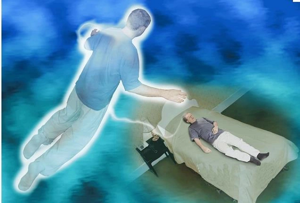 Theo lời thuật lại, thì cứ 120 nhân chứng có khoảng 23% cho thấy họ rơi vào một khoảng hun hút tối đen rồi thấy ánh sáng chan hòa. 16% thấy thoải mái tâm hồn như đang ở vào cảnh yên bình. Khoảng 40% cảm thấy mình như lìa khỏi xác để lơ lửng nhẹ nhàng vào quãng vô biên.