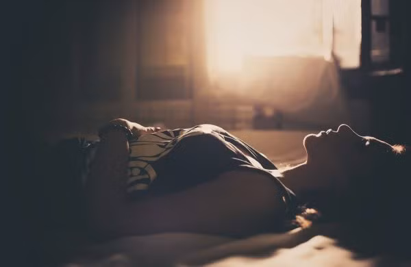 Tuy nhiên, sự hồi sinh của não là một tiến trình đảo ngược mà ở đó các phần cũ hơn trong vỏ não sẽ hồi sinh đầu tiên. hính vì vậy mà các bệnh nhân “thấy” được các đoạn đời trong cuộc sống trước đó của mình.