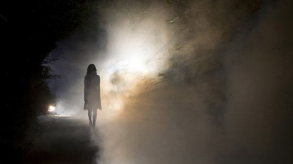 Ngoài ra, theo các tài liệu thu thập có tính chính xác, các nhà nghiên cứu đã phân ra các trường hợp đáng quan tâm hơn, đó là sự miêu tả cảnh trí, người và vật ở bên kia thế giới. Nhiều nhà nghiên cứu đã thẳng thừng bác bỏ những câu chuyện như vậy. Họ giải thích hiện tượng này là ảo giác, hình thành do các thay đổi trong não đang chết.