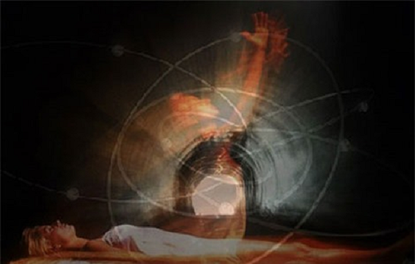 Trong tình trạng không hoạt động, não giống như một máy tính bị tách rời khỏi các mạch điện, nó không thể gợi ảo giác và không làm được bất cứ điều gì. Mới đây, các nhà nghiên cứu Thụy Sĩ tuyên bố họ đã khám phá nguyên nhân tại sao nhiều người lại rời bỏ thân xác mình trong suốt thời gian chết lâm sàng.