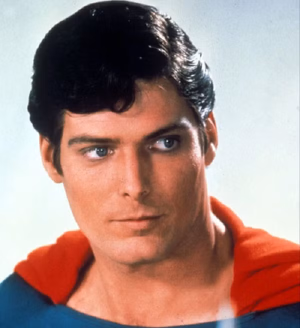 Bud Collyer lồng tiếng cho phim hoạt hình Superman đầu tiên 1941-1943. Ông đã chết trong một căn bệnh tuần hoàn ở tuổi 61. Lee Quigley - cậu bé đóng vai Kal El khi còn nhỏ trong Superman 1978 đã chết vào năm 1991 vì lạm dụng thuốc ở tuổi 14. Nam diễn viên Marlon Brando, người đóng vai Jor-El trong bộ phim năm 1978, chịu nhiều bất hạnh trong cuộc sống riêng tư của mình.