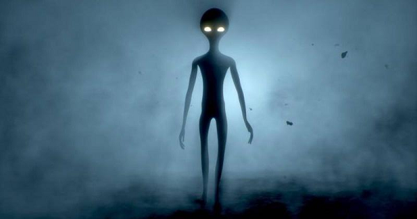 Đợi hai em đến gần hơn nữa, ánh sáng chuyển sang màu trắng xanh. Hai cậu bé nhìn kỹ lại thì phát hiện: Hóa ra đó không phải là cái gì đang cháy, mà chính là UFO khi nãy truy đuổi mình! Có vẻ, sau khi từ bỏ việc theo dõi bọn trẻ, UFO liền tới nơi này để điều tra.