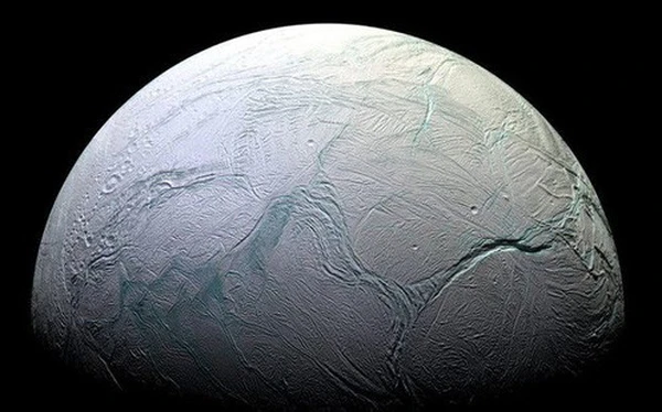 Enceladus là vệ tinh lớn thứ sáu của Sao Thổ. Các nhà khoa học từ lâu đã cho rằng Enceladus là một ứng cử viên sáng giá để đi tìm sự sống trong hệ Mặt Trời của chúng ta, phần lớn là vì nó có một đại dương nằm ở dưới bề mặt.
