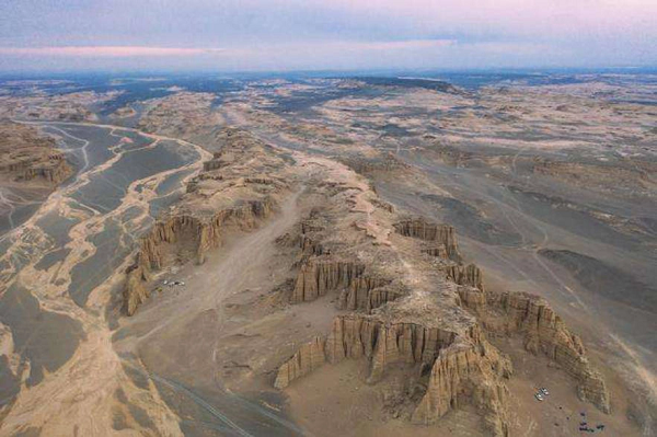 Tuy nhiên điều rùng rợn là tất cả đều một đi không trở lại. Nơi đây xuất hiện nhiều tin đồn có phần ma quái, huyền bí. Người ta thường nói Lop Nur có hình dạng giống tai người, các khu bờ của nó thậm chí có thể "dịch chuyển". Để khám phá những cung đường bí ẩn ở hồ Lop Nur, nhiều nhà thám hiểm đã lên đường.