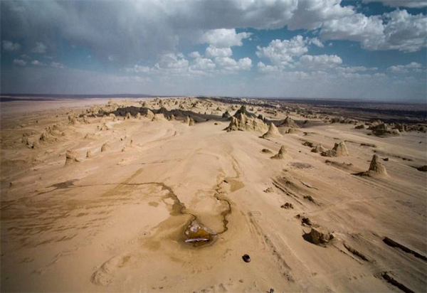 Khoảng 2.000 năm trước, Lop Nur từng là hồ nước mặn lớn thứ 2 trên thế giới. Thời ấy, Lop Nur đích thực là nơi vượng khí thích hợp cho con người sinh sống. Người Lâu Lan cổ đại đã sống tại đây.