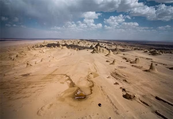 Khoảng 2.000 năm trước, Lop Nur từng là hồ nước mặn lớn thứ 2 trên thế giới. Thời ấy, Lop Nur đích thực là nơi vượng khí thích hợp cho con người sinh sống. Người Lâu Lan cổ đại đã sống tại đây.