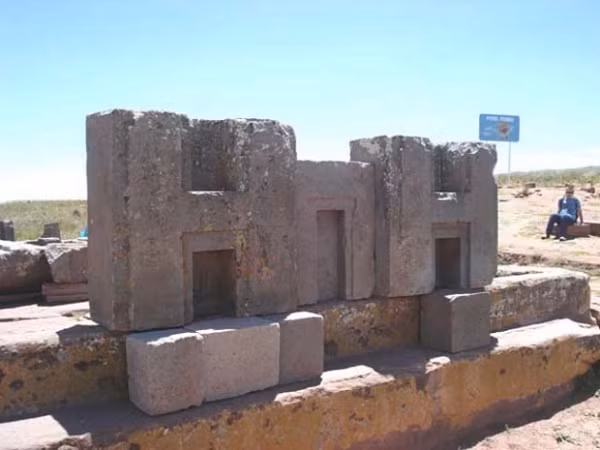 Tại Bolivia, có một quần thể ngôi chùa lớn với kiến trúc phức tạp, bao gồm các tảng đá được lồng vào nhau từ nền văn minh Inca. Công trình đá này được lồng vào nhau chính xác đến mức kinh ngạc, các nhà khoa học cũng không thể giải thích được nó được xây dựng bằng cách nào từ thời gian xa xưa như vậy?