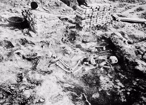 Tại 2 di chỉ Harrapa và Mohenjo-Daro các nhà khoa học đã do được mức độ phóng xạ rất cao trong đống đổ nát và được mọi người đưa ra giả thuyết rằng đây là một vụ nổ bom nguyên tử khoảng 1500 TCN.