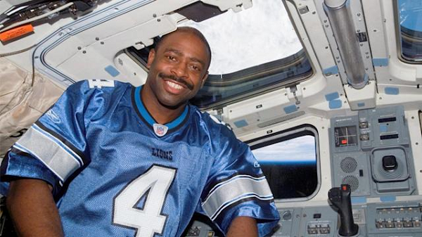 Sự việc được khơi mào bởi Scott Waring, người sáng lập trang blog nổi tiếng về UFO (UFO Sightings Daily). Scott đã hỏi Melvin trên Twitter rằng, ông nhìn nhận thế nào về “khả năng tồn tại trí thông minh ngoài hành tinh trong hệ Mặt Trời”, và liệu ông đã từng nhìn thấy một UFO hay chưa.