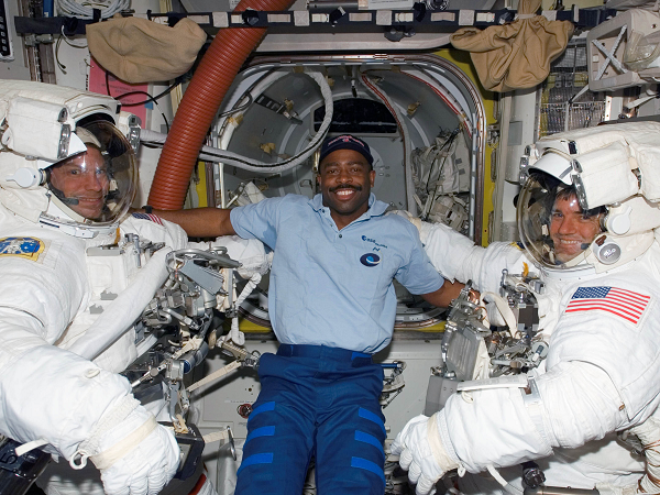 Tuy nhiên, ông đã từng nhìn thấy “một sinh vật sống nào đó giống người ngoài hành tinh” trôi nổi bên ngoài khoang chở hàng của tàu.