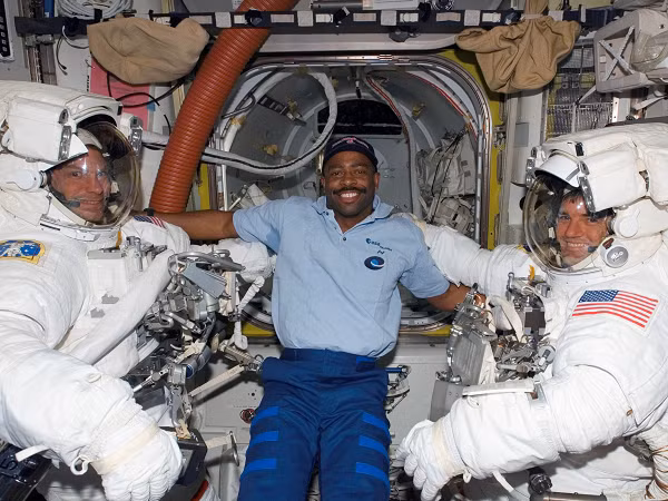 Tuy nhiên, ông đã từng nhìn thấy “một sinh vật sống nào đó giống người ngoài hành tinh” trôi nổi bên ngoài khoang chở hàng của tàu.