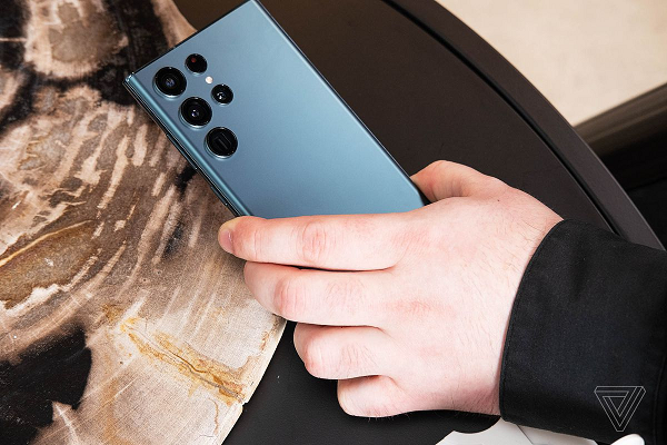 iPhone 14 phiên bản tiêu chuẩn (màn hình 6,1 inch) sẽ có dung lượng pin 3.279 mAh, cao hơn mức 3.227 mAh của iPhone 13. Trong khi đó, dung lượng pin của iPhone 14 Pro có thể tăng từ 3.095 mAh lên 3.200 mAh.