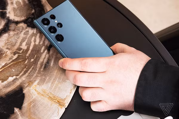 iPhone 14 phiên bản tiêu chuẩn (màn hình 6,1 inch) sẽ có dung lượng pin 3.279 mAh, cao hơn mức 3.227 mAh của iPhone 13. Trong khi đó, dung lượng pin của iPhone 14 Pro có thể tăng từ 3.095 mAh lên 3.200 mAh.