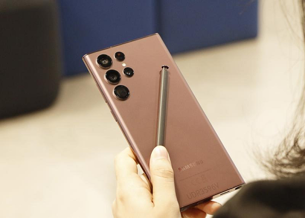 iPhone 14 Pro Max sẽ có dung lượng pin thấp hơn thế hệ trước, với 4.323 mAh thay vì 4.352 mAh. Phiên bản duy nhất không thể so sánh là iPhone 14 Max với màn hình 6,7 inch, dự kiến có dung lượng pin lớn nhất trong 4 model (4.325 mAh).