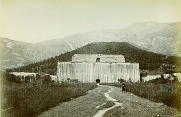 Chỉ trong thời gian ngắn, lượng cát lưu động này sẽ lấp kín lối vào, đường hầm cũng có thể sập xuống và những kẻ cố ý làm phiền giấc ngủ Hoàng đế sẽ trở thành thi thể tuẫn táng cùng lăng mộ mãi mãi.