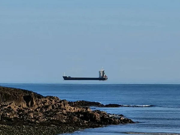 Hiện tượng xảy ra trên bề mặt nước bởi sự chồng chất của các lớp không khí có chiết xuất khác nhau. Để một Fata Morgana xuất hiện, các điều kiện khí quyển phải hòa hợp. Nó bắt đầu với một khối không khí lạnh gần mặt đất hoặc bề mặt nước được phủ bởi một lớp không khí ấm cao hơn trong bầu khí quyển.