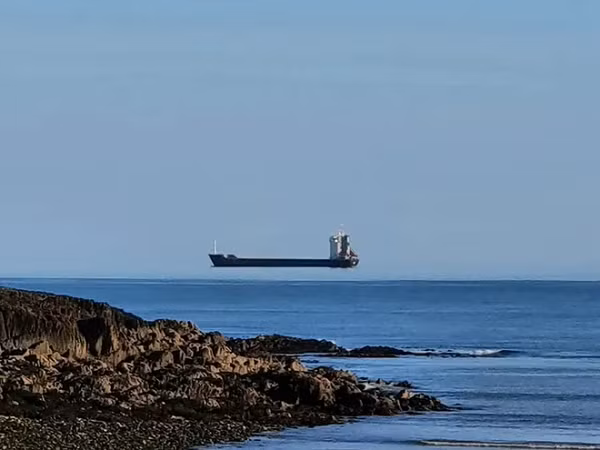 Hiện tượng xảy ra trên bề mặt nước bởi sự chồng chất của các lớp không khí có chiết xuất khác nhau. Để một Fata Morgana xuất hiện, các điều kiện khí quyển phải hòa hợp. Nó bắt đầu với một khối không khí lạnh gần mặt đất hoặc bề mặt nước được phủ bởi một lớp không khí ấm cao hơn trong bầu khí quyển.