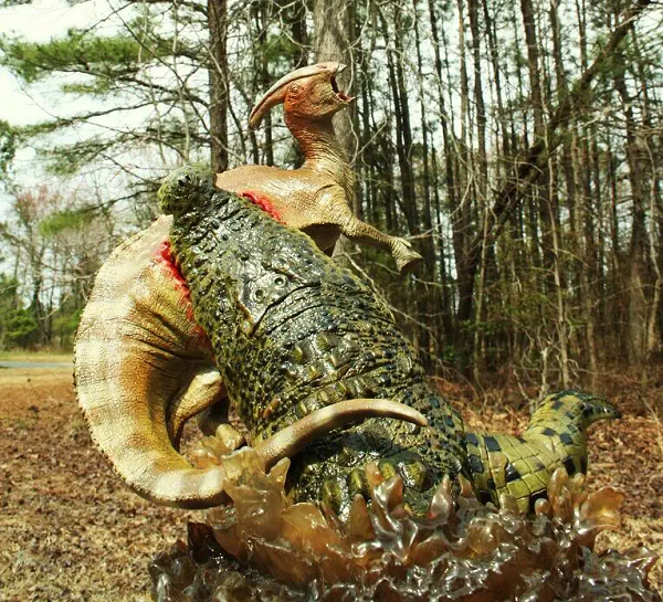 Với kích thước đó và hàm răng siêu khủng, mỗi chiếc răng to bằng 1 trái chuối, con vật đã lựa chọn chính khủng long làm con mồi. Con vật có phần mõm dài và rộng, hơi phồng lên ở vùng quanh mũi – là đặc điểm khá khác biệt so với các loài cá sấu khác.