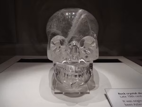 Tuy nhiên, các nhà nghiên cứu đã sử dụng kính hiển vi điện tử, cho thấy kỹ thuật chế tác hộp sọ được thực hiện bằng các thiết bị kim loại ở thế kỷ 19, chứ không phải các loại công cụ bằng đá, gỗ hoặc xương mà các nền văn minh Mesoamerica có thể tiếp cận.