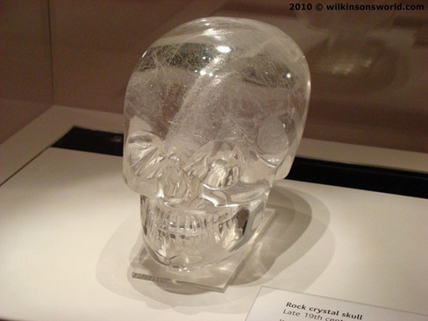 Vào cuối thế kỷ 19, khi một người Pháp chuyên sưu tầm cổ vật ở thành phố Mexico, ông Eugène Boban, tuyên bố đã phát hiện ra những hộp sọ pha lê của người Aztec và bán chúng cho cho một nhà sưu tầm khác.