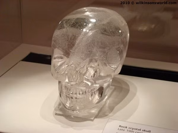 Vào cuối thế kỷ 19, khi một người Pháp chuyên sưu tầm cổ vật ở thành phố Mexico, ông Eugène Boban, tuyên bố đã phát hiện ra những hộp sọ pha lê của người Aztec và bán chúng cho cho một nhà sưu tầm khác.