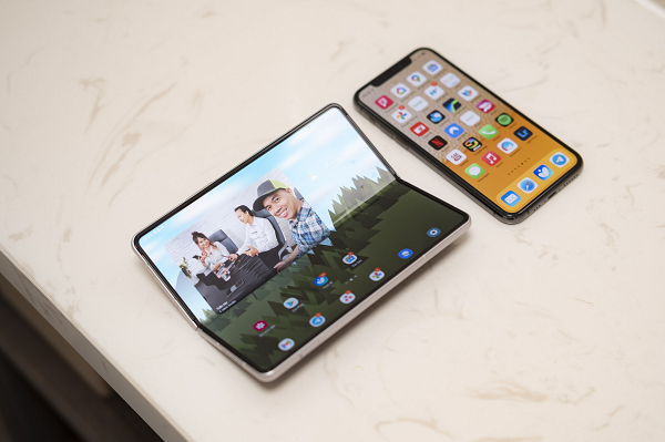 Với việc công nghệ màn hình gập ngày càng được hoàn thiện hơn, chúng ta có thể kỳ vọng rằng iPhone Fold sẽ không còn nếp gấp ở giữa.