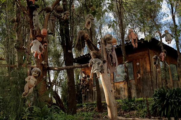 Nằm ở phía Nam thành phố Mexico, hòn đảo nhỏ mang tên Isla de las Munecas (Đảo búp bê) là địa điểm nổi tiếng với hàng nghìn con búp bê không còn nguyên vẹn treo lủng lẳng trên cây, xung quanh nhà cửa và giăng kín lối đi trên đảo.