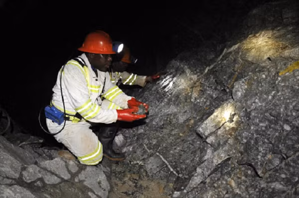 Trước đó, vào năm 2013, các nhà khoa học tìm thấy nước ngầm có niên đại ước tính 1,5 tỷ năm ở độ sâu khoảng 2,4 km trong một mỏ tại Ontario, Canada.