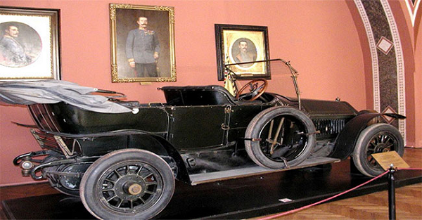 Không nhiều người biết đến cái tên Franz Ferdinand thế nhưng vụ ám sát ông lại là một trong những vụ việc gây chấn động nhất lịch sử. Vào ngày 28/6/1914, Thái tử Áo-Hung Franz Ferdinand bị ám sát khi trên đường đi tới thành phố Sarajevo bằng chiếc xe Double Phaeton đời 1910.