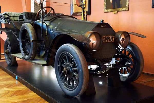 Trong bối cảnh chính trị châu Âu khi đó vốn đã căng thẳng, vụ ám sát Thái tử Ferdinand là giọt nước tràn ly, khơi mào Thế chiến 1. Thoạt đầu, đế quốc Áo-Hung được Đức ủng hộ để trừng phạt Serbia. Áo-Hung gửi Serbia tối hậu thư, với những điều khoản cố tình để đối phương khó có thể chấp nhận.