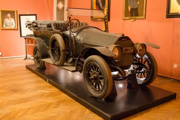 Bất cứ người nào lái chiếc xe hoặc ngồi trên xe đều gặp tai nạn bí ẩn và mất mạng. Do vậy, không có người nào muốn sở hữu và lái chiếc xe này ra đường.