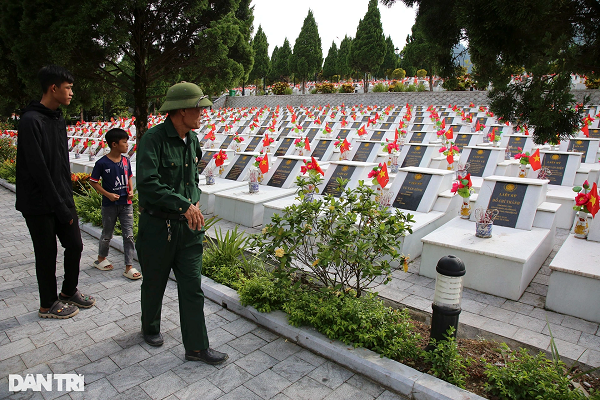 Một cựu chiến biên trong cuộc kháng chiến chống Mỹ cùng con cháu đến thăm viếng những người lính hy sinh trong cuộc chiến bảo vệ biên giới phía Bắc (1979 - 1989).