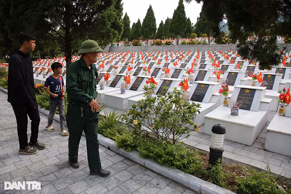 Một cựu chiến biên trong cuộc kháng chiến chống Mỹ cùng con cháu đến thăm viếng những người lính hy sinh trong cuộc chiến bảo vệ biên giới phía Bắc (1979 - 1989).
