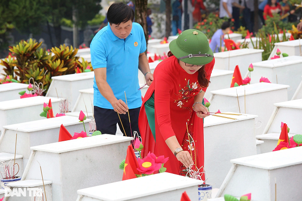 Nghĩa trang Liệt sĩ Quốc gia Vị Xuyên là nơi yên nghỉ của 1.850 liệt sĩ cùng một phần mộ liệt sĩ tập thể, trong đó có hơn 1.600 liệt sĩ từ khắp các tỉnh trong cả nước đã anh dũng chiến đấu, hy sinh trong cuộc chiến bảo vệ biên giới phía Bắc.