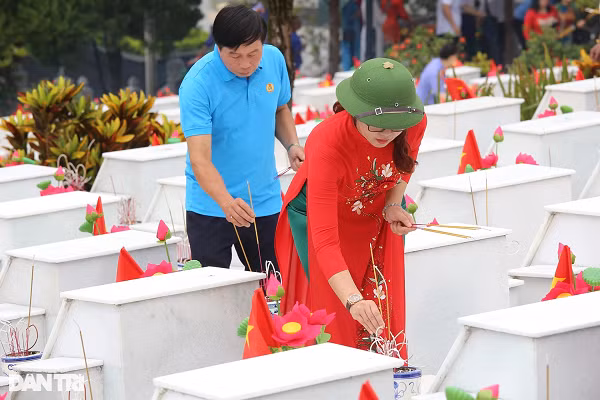 Nghĩa trang Liệt sĩ Quốc gia Vị Xuyên là nơi yên nghỉ của 1.850 liệt sĩ cùng một phần mộ liệt sĩ tập thể, trong đó có hơn 1.600 liệt sĩ từ khắp các tỉnh trong cả nước đã anh dũng chiến đấu, hy sinh trong cuộc chiến bảo vệ biên giới phía Bắc.