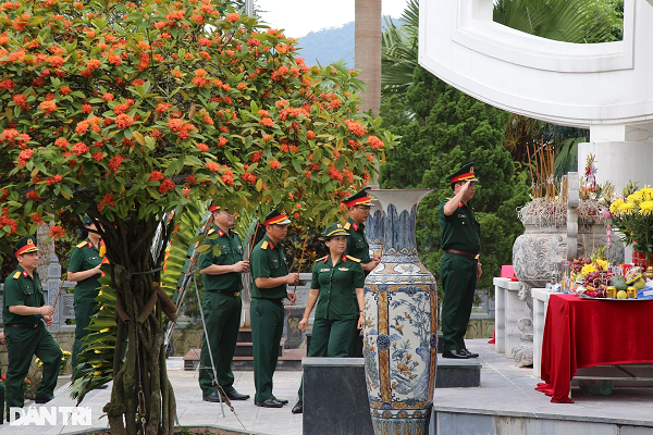 Những ngày tháng 7, nơi đây ghi nhận nhiều đoàn cán bộ chiến sĩ, cựu chiến binh, các cơ quan đoàn thể từ khắp nơi trên cả nước về thăm viếng, tri ân các liệt sĩ đã quên mình bảo vệ biên cương Tổ quốc.