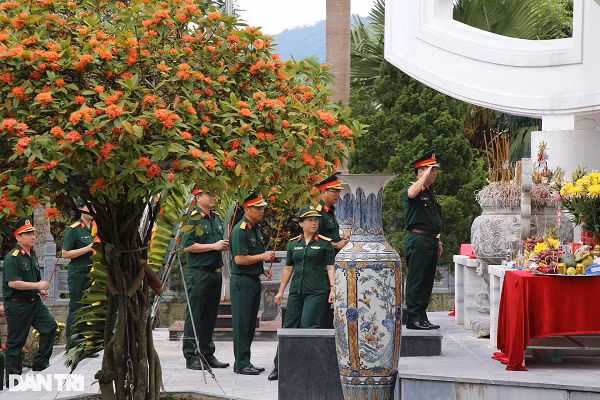 Những ngày tháng 7, nơi đây ghi nhận nhiều đoàn cán bộ chiến sĩ, cựu chiến binh, các cơ quan đoàn thể từ khắp nơi trên cả nước về thăm viếng, tri ân các liệt sĩ đã quên mình bảo vệ biên cương Tổ quốc.