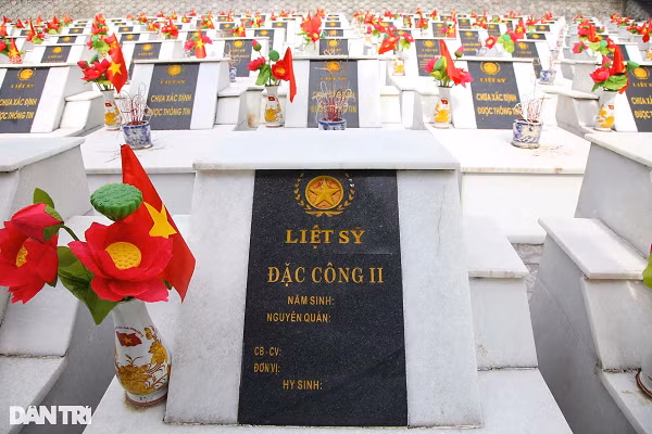 Bia mộ của những liệt sĩ chỉ xác định được đơn vị.