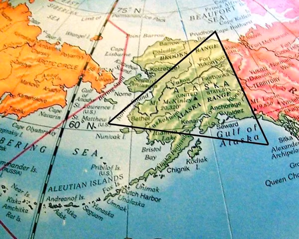 Bên trong tam giác Alaska còn nhiều khu vực là "ẩn số", hoàn toàn hoang dã chưa được khám phá gồm các đỉnh núi, những cánh rừng lớn, và lãnh nguyên cằn cỗi bị cô lập.