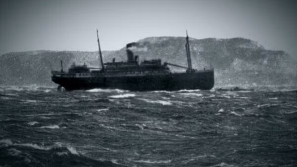 Alaska cũng nổi tiếng với những núi băng hùng vĩ - những núi băng có nhiều khoảng trống lỗ chỗ như tổ ong, với các hang động ẩn có thể chứa vừa cả một căn nhà hay tòa cao ốc. Thêm vào đó khí hậu vùng cực với những trận tuyết rơi dày đặc, hoàn toàn có thể trở thành nguyên nhân khiến con người bị chôn vùi không tìm thấy khi đến Alaska.