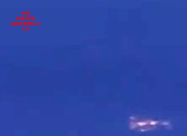 Scott C. Waring, một blogger và thợ săn UFO nổi tiếng của Mỹ, cũng cho rằng hình dạng được nhìn thấy trong video là UFO.