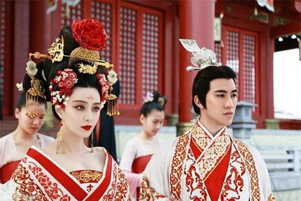 Sử sách nhà Đường khi đó ghi chép hết sức đơn giản về cái chết của Võ Tắc Thiên: “Tuổi già đau ốm, buộc phải nhường ngôi cho Thái tử, chưa đầy một năm sau thì băng hà”.