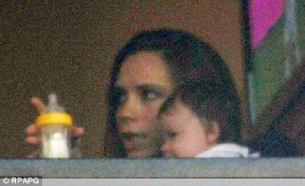 Do đó, nguồn sáng chói lọi trên bầu trời chắc chắn không phải là Mặt Trăng. Tuyên bố của Victoria Beckham là đúng, cô quả thật đã nhìn thấy một UFO.